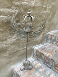 Prachtig grijs zinken ornament kandelaar met kroontje en vleugels grijs shabby bric-à-brac