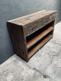 Stoer oud vergrijsd houten sidetable tafel ladekast wastafel wastafelmeubel keukenblok kookeiland grove nerf dressoir sidetable werkbank bureau landelijk stoer robuust vergrijsd hout kookeiland keukeneiland wandmeubel 3 lades