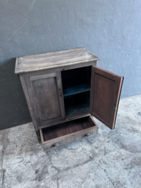 Oud stoer doorleefd houten kast kastje dressoir 2 deurs en 2 lades  halkastje landelijk grijs zwart oud beslag ringen industrieel wastafelmeubel