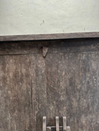 Vergrijsd houten kast 2 deurs linnenkast klos servieskast landelijk kabinet stoer 162 x 141  cm