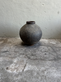 Prachtige vergrijsd antieke claypot Nepal kruik stenen vaas pot landelijk stoer sober vintage 46 x 41 cm