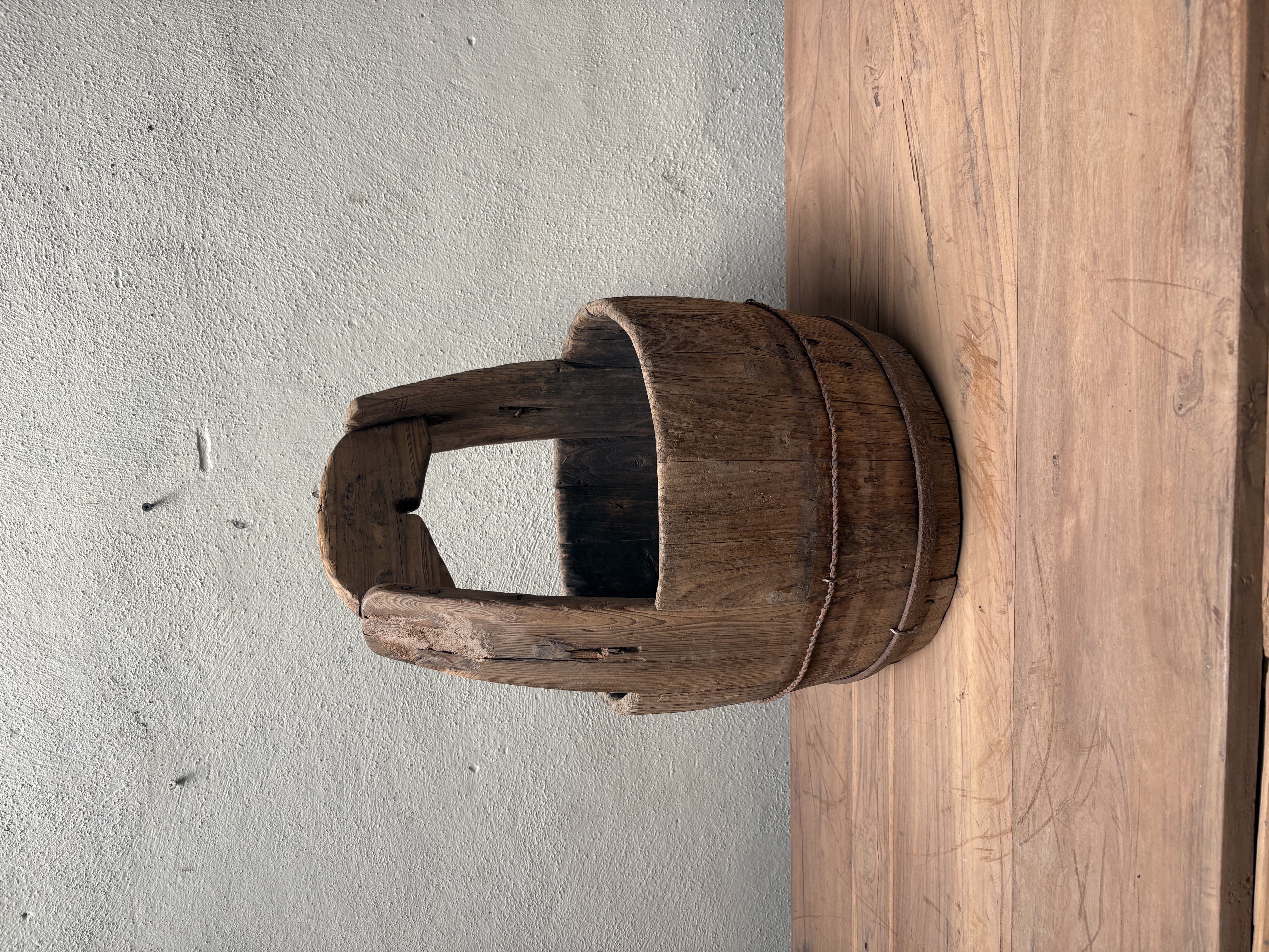 Oude vergrijsd houten emmer emmers vat Ton bak schaal olijfbak landelijk stoer nr 55