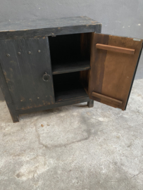Oud stoer houten kast kastje kast dressoir 2 deurs 90 cm landelijk grijs zwart oud beslag ringen industrieel wastafelmeubel