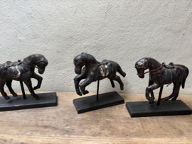 Brocante oude leren paardje op voet standaard beeldje paard horse vintage
