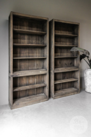 Hele gave  grote oude vergrijsd doorleefd houten kast legplanken boekenkast keuken servieskast keukenkast  sober landelijk stoer groot hout vergrijsd boekenkast keukenkast winkelkast uniek 233 x 107 x 31 cm