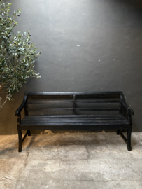 Stoer zwart houten bank bankje landelijk tuinbank stationsbank lounge serre veranda vintage industrieel