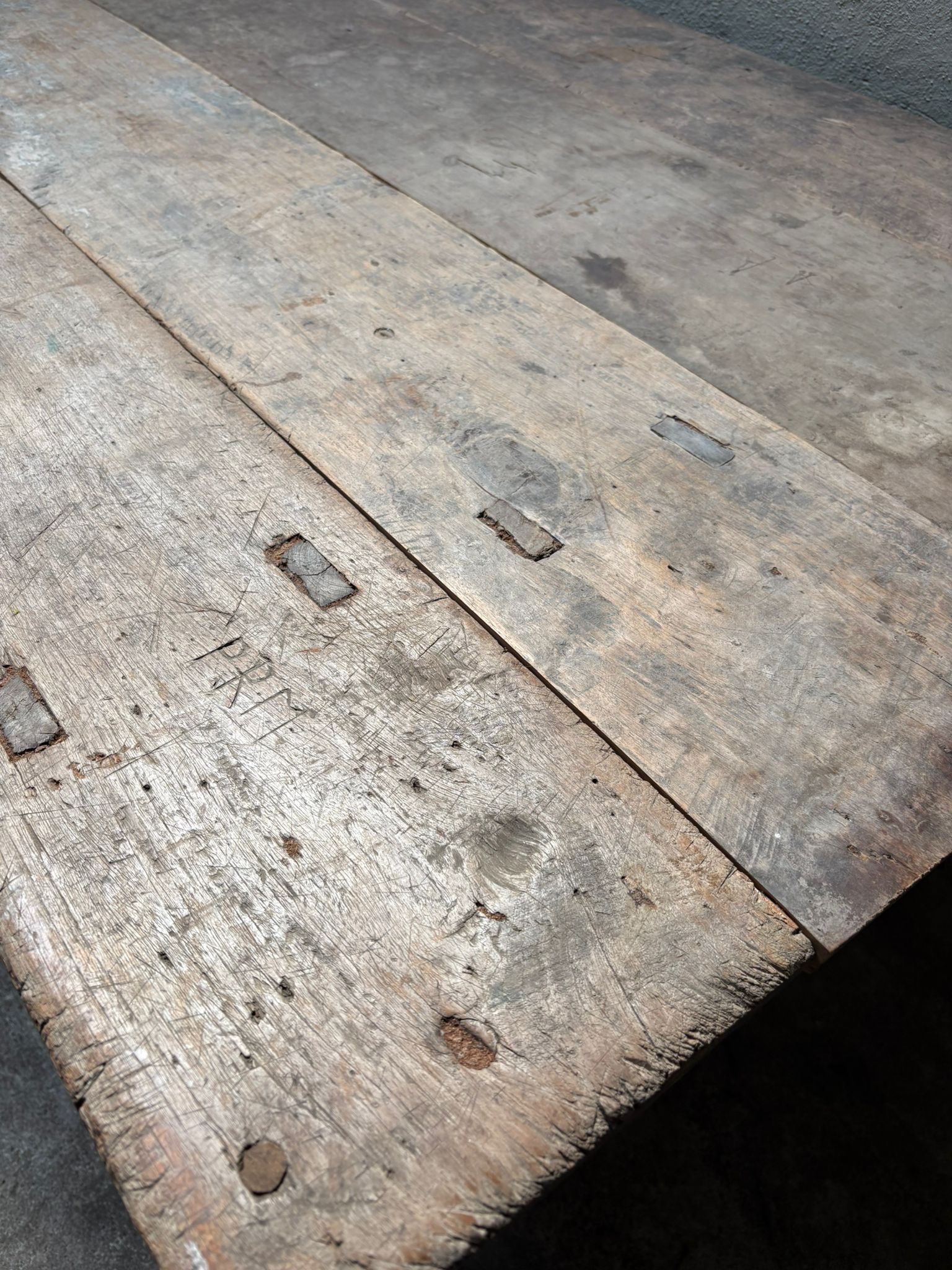 Oude vergrijsd houten tafel eettafel met 2 grote lades blokpoten boerentafel kloostertafel Hoffz  werkbank buro bureau werkbank landelijk stoer 201 x 99 cm uniek grof nerf