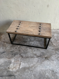 Stoere landelijke salontafel lounge tafel bijzettafel houten blad metalen onderstel deur poort beslag  82 x B42 x H39 cm