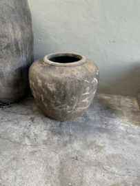 Grote massief betonnen vaas kruik beton grijs groot large L XL mega pot bloempot vaas bak landelijk stoer robuust
