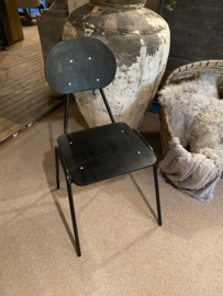 Zwart Metalen stapelstoel stapelstoeltje stapelstoeltjes met houten zitting vintage industrieel landelijk stoel stoelen stapelstoelen