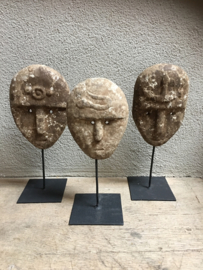 Sober vergrijsd houten ornament op statief gezicht masker patung landelijk stoer oud