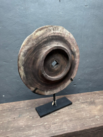 Oud groot rond houten ornament wiel grinder raam decoratie karrenwiel karrewiel op voet landelijk stoer vintage