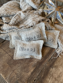 Heerlijk geurende shabby linnen zakje Amber amberblokje geur geurzakje
