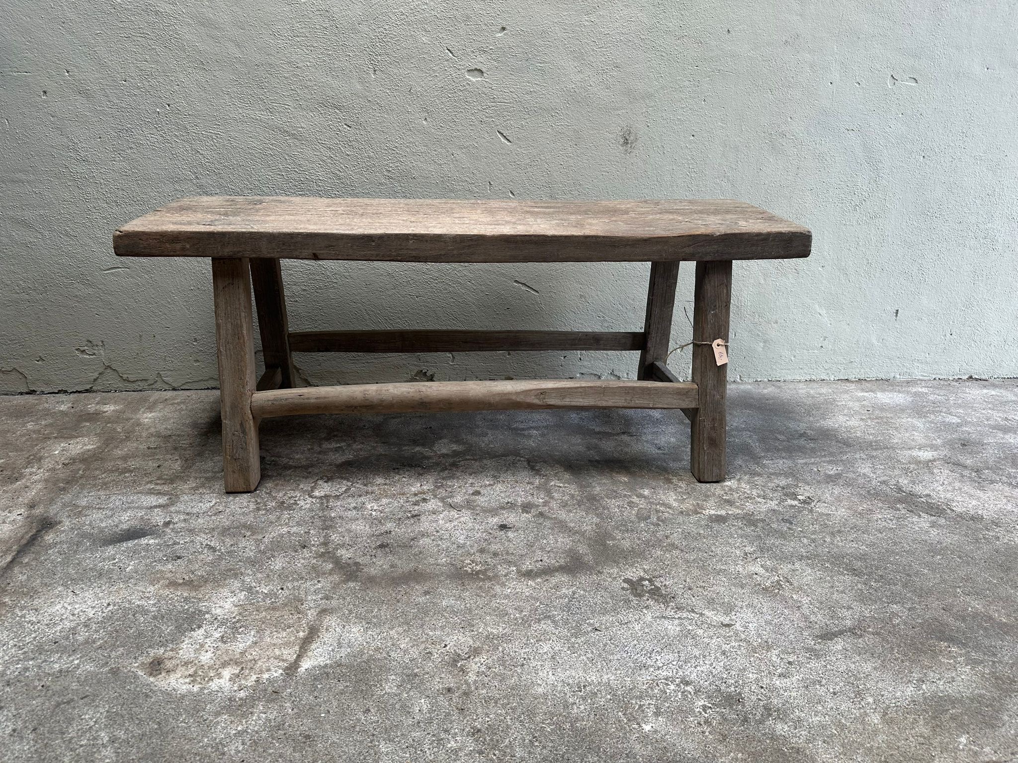 Prachtige organische oude vergrijsd houten bank bankje salontafel lounge tafel landelijk stoer sober 130 x 37 x H50 cm
