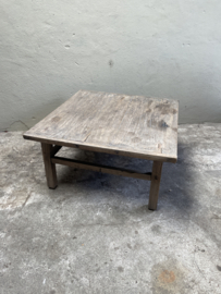 Oude vierkante vergrijsd houten olmwood elmwood salontafel 87 x 84 cm