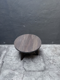 Hele stoere robuuste ronde grof vergrijsd houten salontafel bijzettafel rond hout nerf stoer landelijk