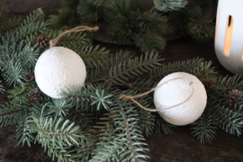 Stoere witte kerstballen kerstbal sneeuwbal aan jute koordje Odette Leeff wit 7 cm white white Christmas
