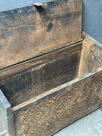 Gave oude donkere houten kist dekenkist Himalaya Sidetable bankje stoer landelijk vintage Oosters