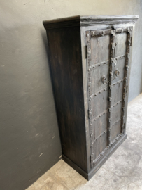 Grote dichte oud houten kast 2 deurs legplanken vergrijsd zwart grijs India robuust antiek doorleefd hout 174 x 97 x 46 cm landelijk industrieel vintage urban metalen beslag oude deuren poort deur kledingkast servieskast linnenkast boekenkast