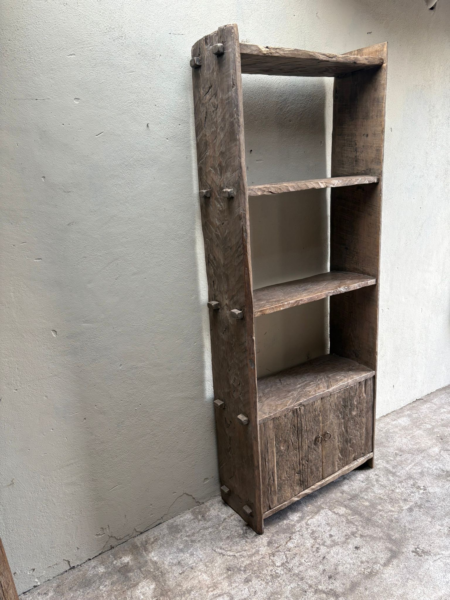 Hele gave oude hoge oud vergrijsd houten kast boekenkast met deurtjes H220 x B85 x 34 cm landelijk stoer