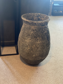 Oude grote verweerde stenen pot bloempot bloembak kruik landelijk stoer shabby verweerd vaas