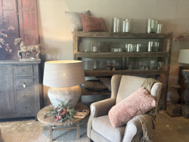Stoere hoge oude houten kast schoenenrek keukenrek keukenkast legplanken landelijk industrieel vintage robuust boekenkast schap rek grof stoer hout