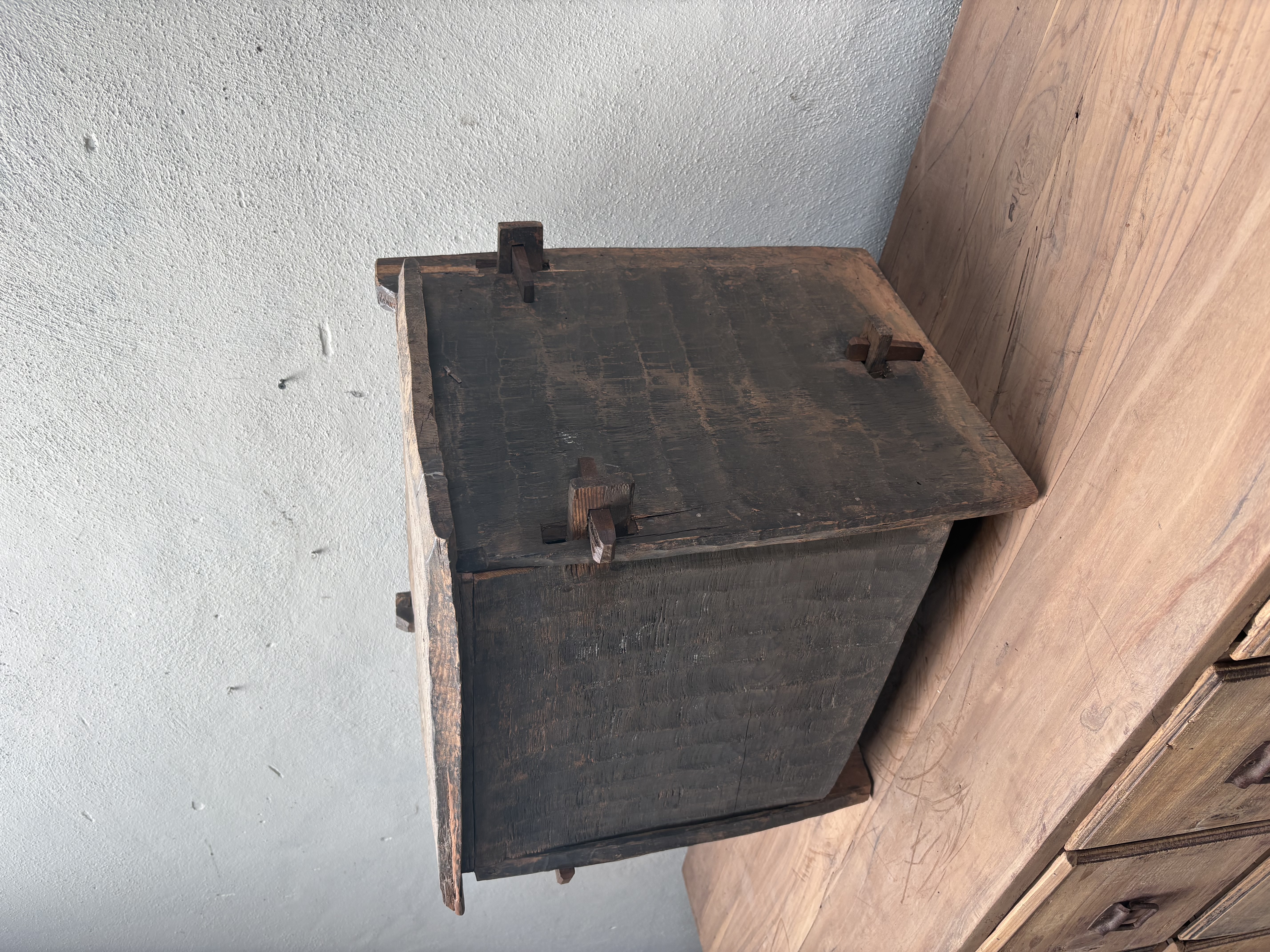 Stoere originele oude houten Himalaya kist kistje dekenkist landelijk klepbank nr 43