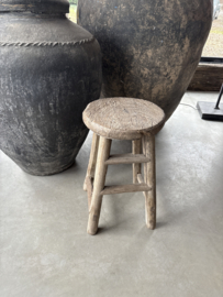 Oud vergrijsd houten kruk krukje melkmeisje rond landelijk stoer tafeltje bijzettafeltje stoer robuust J198