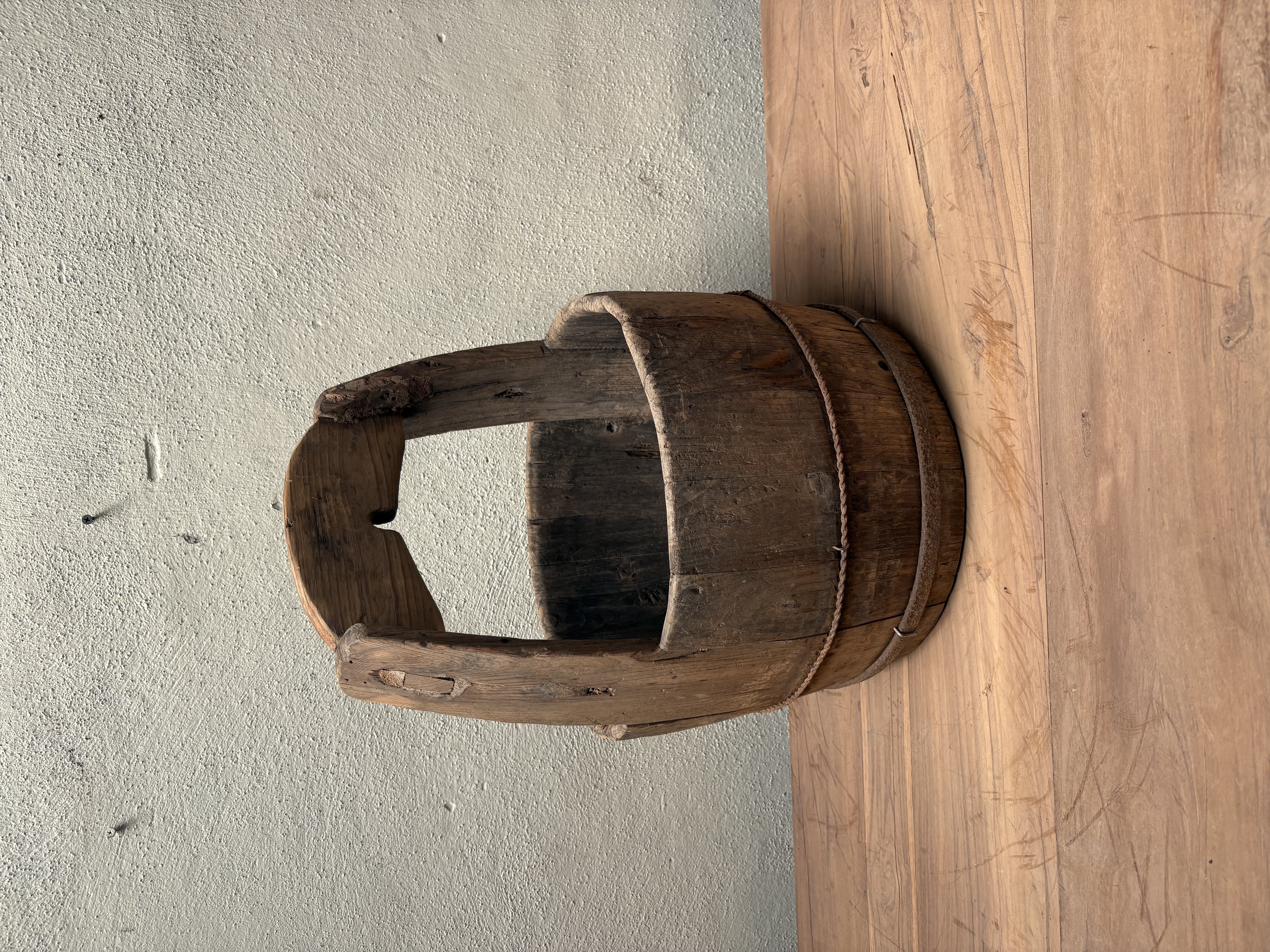 Oude vergrijsd houten emmer emmers vat Ton bak schaal olijfbak landelijk stoer nr 55