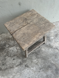 Oude vergrijsd doorleefd houten bijzettafel kruk elmwood nr 2 landelijk stoer krukje salontafel tafeltje grof robuust nerf