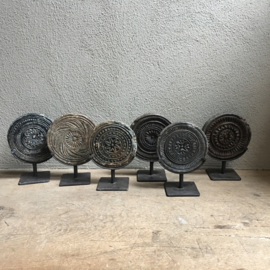 Oude stenen stempel Mandela hardsteen ornament rond arduin op voetje standaard voet chapati roti hardsteen grijs antraciet onderzetter onderzetters landelijk