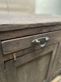 Heel gaaf oud stoer doorleefd houten kookeiland keukeneiland keukenblok kast dressoir landelijk vintage industrieel werkbank