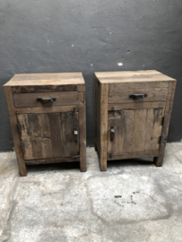 Oud vergrijsd houten Railway truckwood nachtkastjes SEP nachtkastje bassano landelijk vergrijsde deurtje lade laatje industrieel metalen greepje beslag