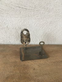 Leuk industrieel ornament decoratie oud metalen slot slotje met sleutel op standaardje vintage