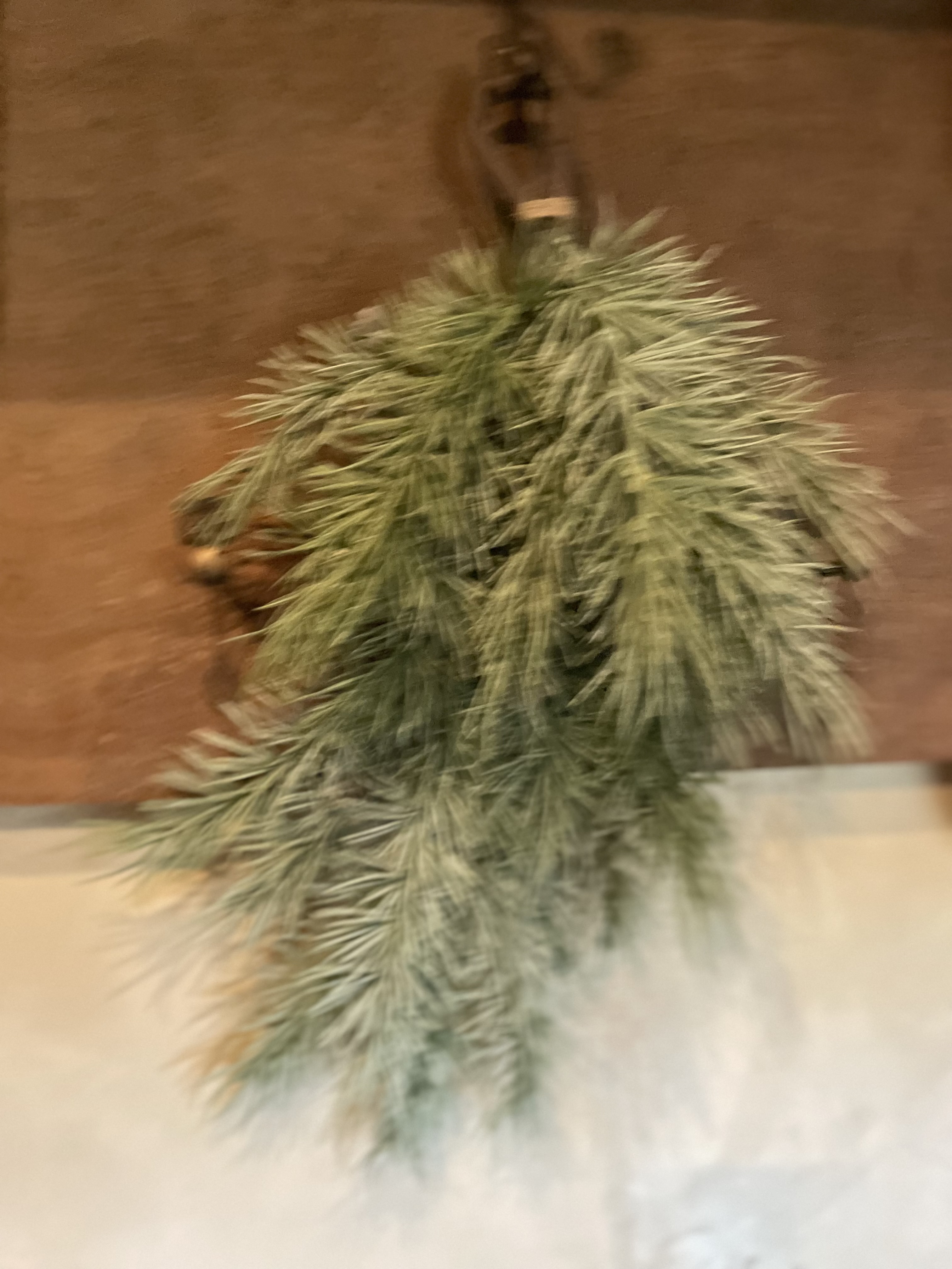 Prachtige grey green grijs groen vergrijsd decoratie tak dennentak guirlande toef winter kerst 50 cm
