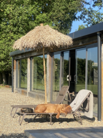 “ Rieten “ stro parasol zonnescherm van palmbladeren 150 cm inclusief voet