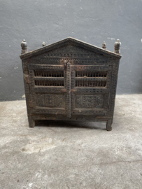 Uniek oud houten hondenmand hondenbed kennel vogelkooi  kippenhok katten poezenhuis India kastje huisje hondenhok kennel vintage hout en ijzer  landelijk  industrieel