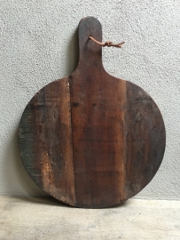 Stoere grote dikke ronde landelijke oude houten broodplank landelijk stoer rond  snijplank kaasplank