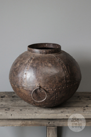 Gave grote oude metalen ketel pot kruik vaas met ringen landelijk vintage stoer bloempot bak