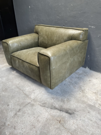 Hele stoere grote olijf groene echt dik leren lederen afrika fauteuil Het Anker prachtige kwaliteit leer loveseat robuust landelijk stoer geruwd whisper