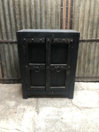 Stoere kast commodes commode landelijk kast kastje dressoir vintage stoer hout zwart beslag robuust stoer