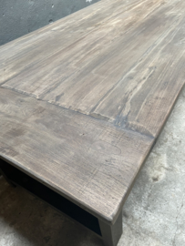 Stoere oude vergrijsd teakhouten houten tafel eettafel 240x100cm blokpoten werkbank werktafel boerentafel eettafel staltafel