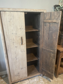 Prachtige grote dichte vergrijsd houten kast linnenkast kledingkast 2 deurs landelijk stoer olmenhout 180 x 95 x 48 cm