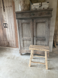 Grote grove vergrijsd houten kruk zadelkruk tafeltje bankje landelijk stoer J123