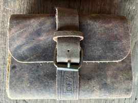 HOFFZ. Notitieboekje S met gesp bruin brown grey grijs  taupe geruwd leren kaft klein