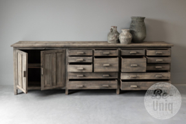 Oude vergrijsd doorleefd houten kast dressoir werkbank workmate keukenblok keukeneiland wandmeubel landelijk stoer industrieel vintage 280 cm gezandstraald