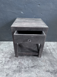 Oud vergrijsd houten kastje nachtkastje nachtkastjes hout ladekastje ladekastjes kastjes tafel tafeltje halkastje landelijk bijzettafel bijzettafeltje