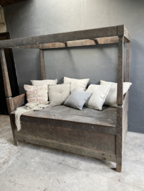 Prachtig groot uniek oud vergrijsd houten bed bank hemelbed loungebank met hemel landelijk stoer tuinbank daybed hemelbed