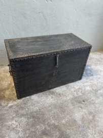 Grote oude zwart zwarte houten kist dekenkist salontafel bijzettafel sidetable wandmeubel stoer landelijk industrieel vintage metalen studs 78 x 38 X H47 cm