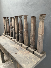 Oude vergrijsd houten baluster kandelaar kandelaars landelijk sober stoer stompkaars